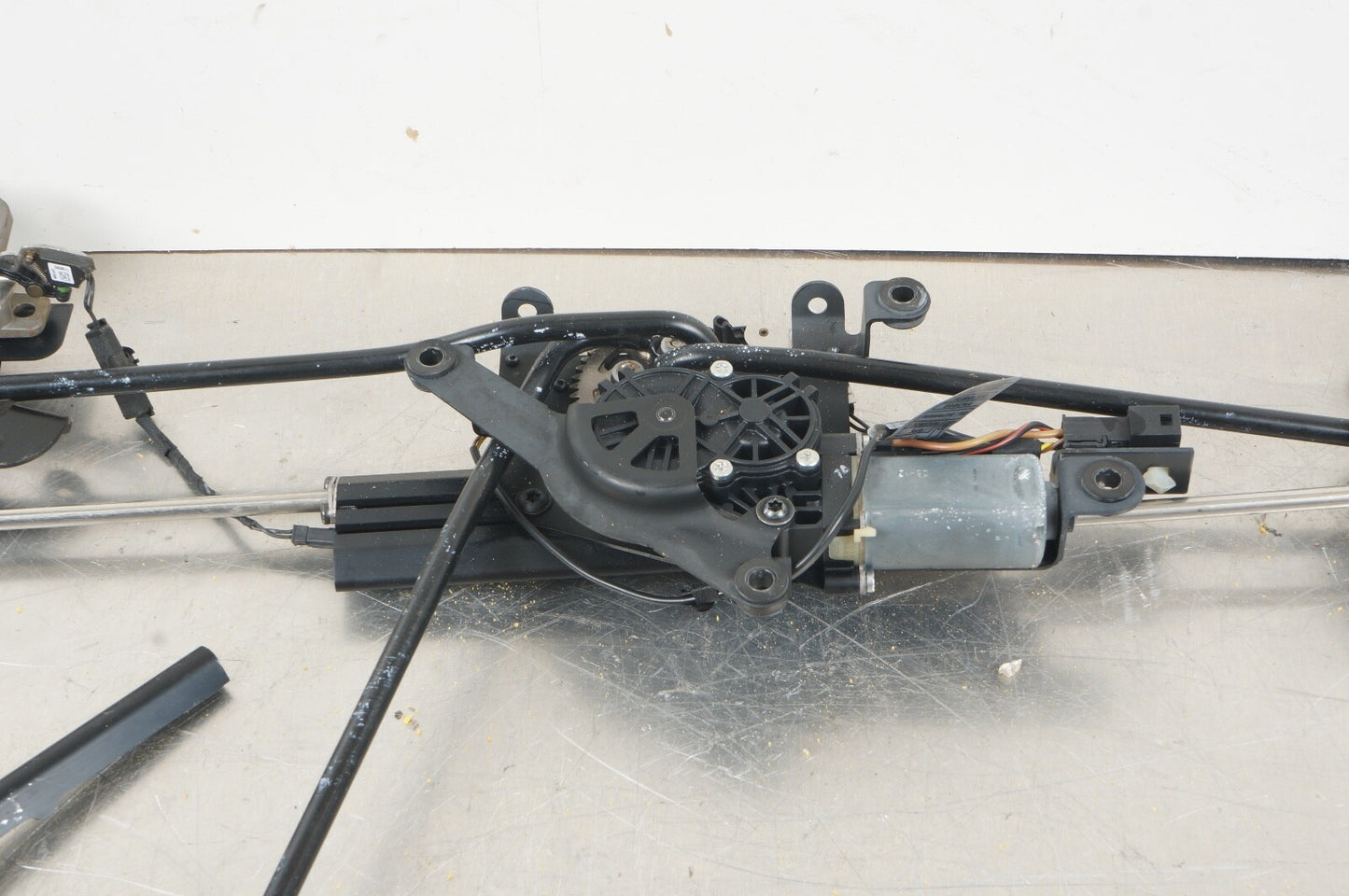 07-13 BMW E93 328I 335i M3 Convertible Top Roof Lift Motor Drive Unit Latch
