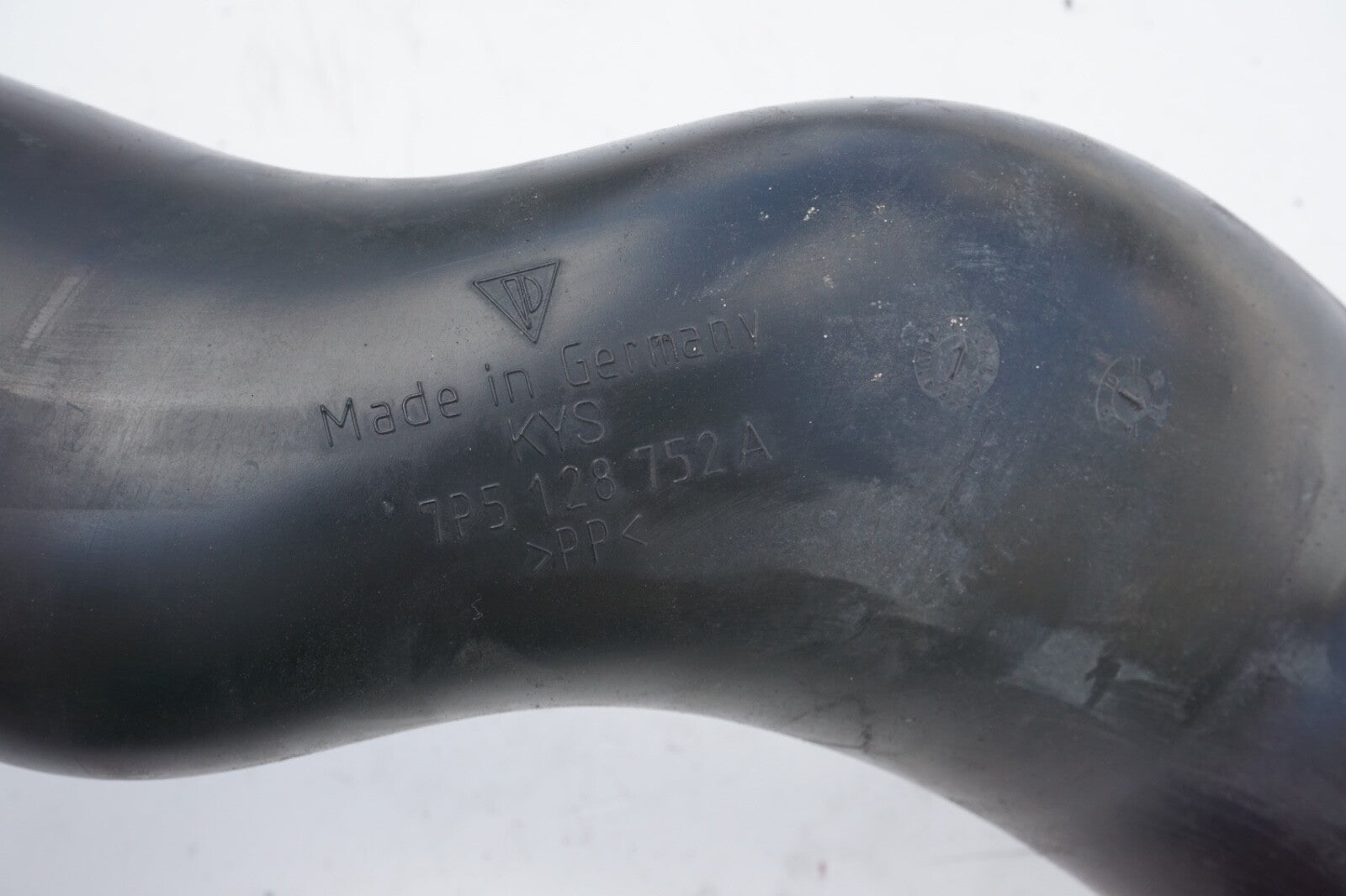 2011 - 2018 Porsche Cayenne Air Cleaner Intake Pipe 7P5128752