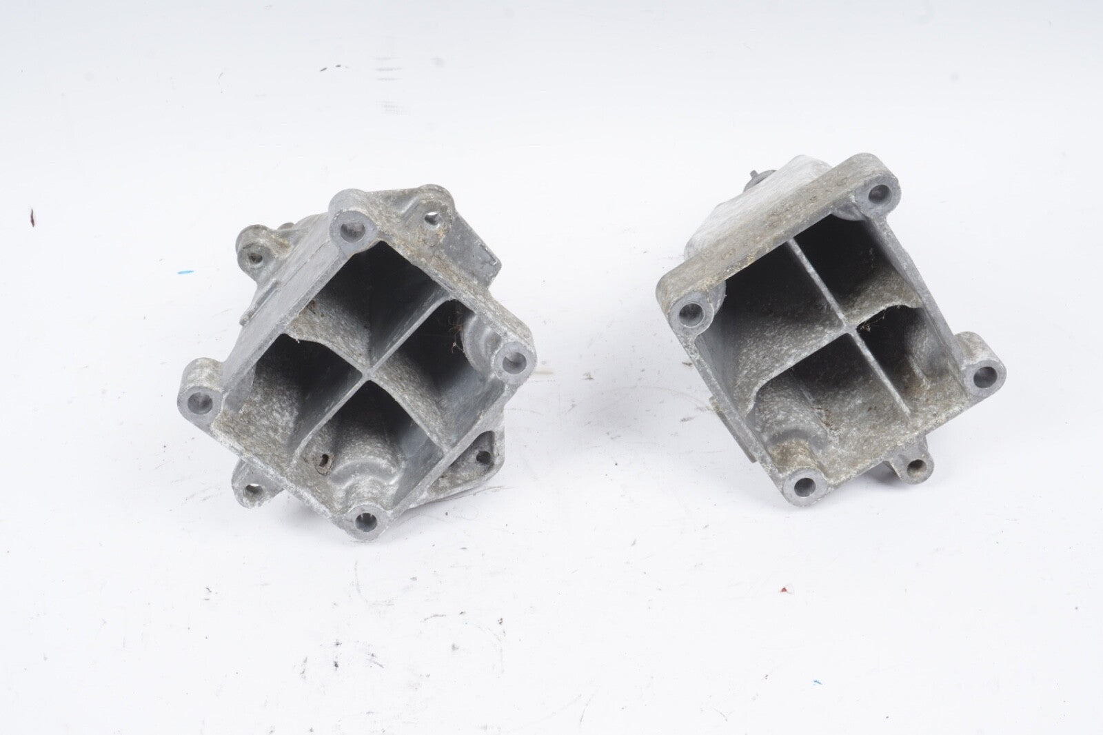 12-15 Mercedes W204 C250 Engine Motor Bracket Mount Right & Left Set of 2 OEM