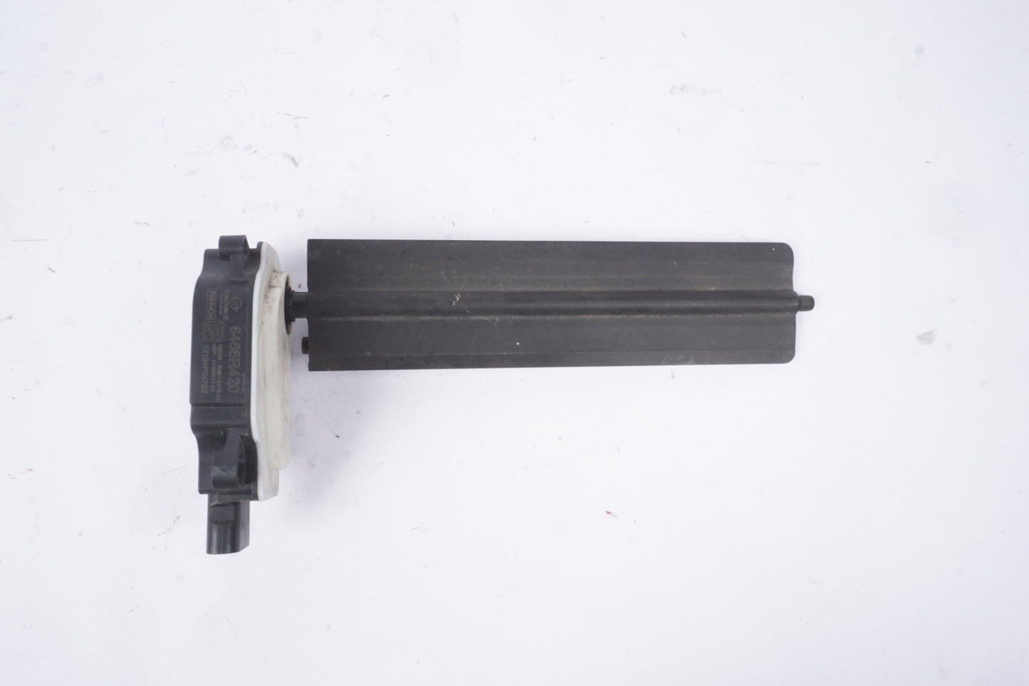 2013  - 19 FORD  FOCUS SHUTTER MOTOR ACTUATOR 6466R420 OEM