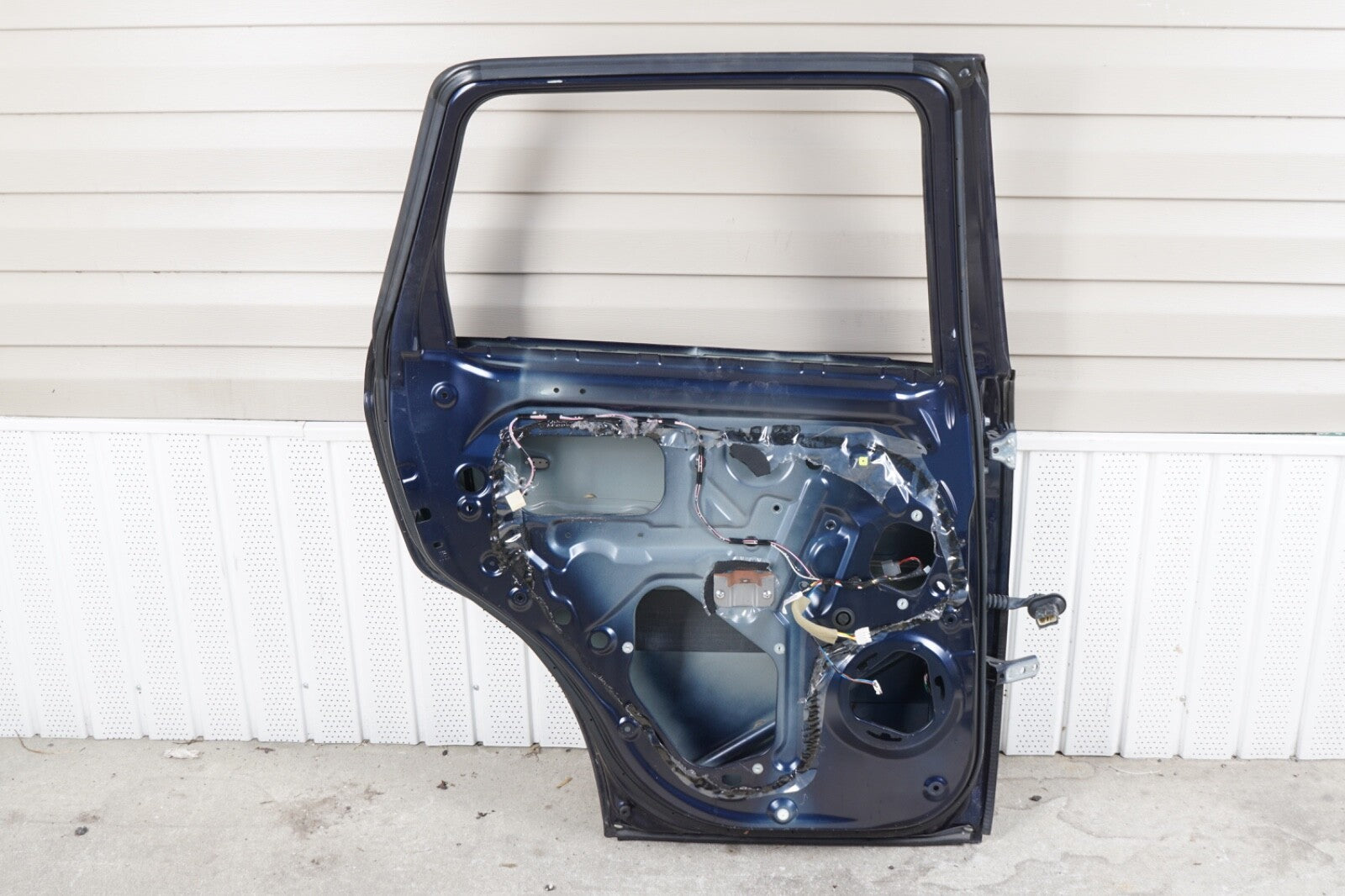 2016 - 2020 MITSUBISHI OUTLANDER REAR LEFT  DOOR SHELL PANEL COVER OEM