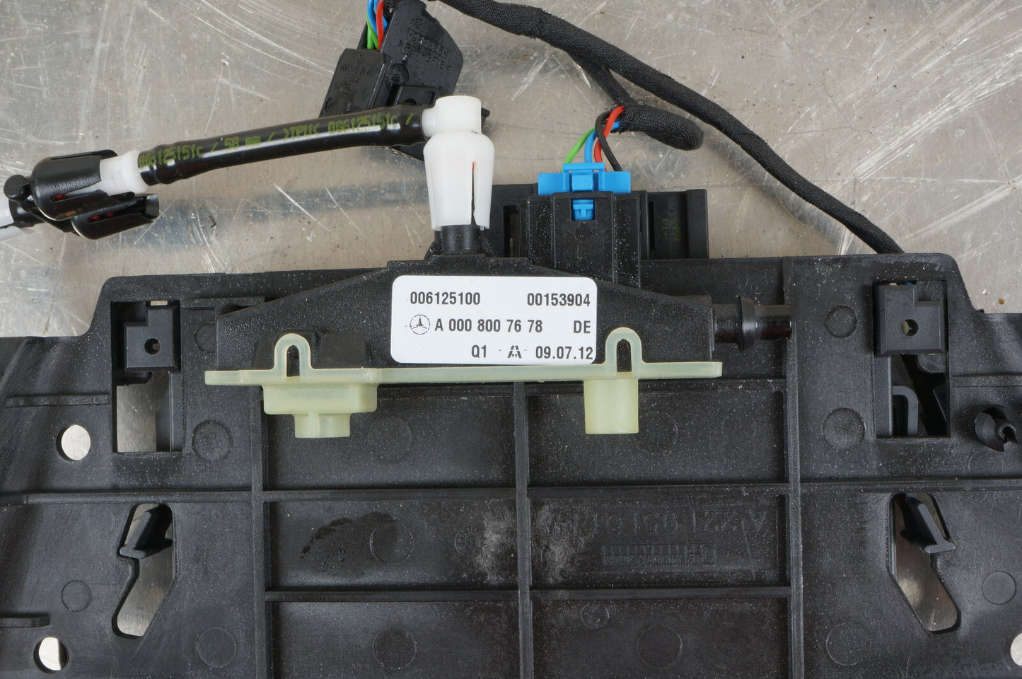07-09 MERCEDES S550 W221 FRONT SEAT CONTROL VALVE OEM