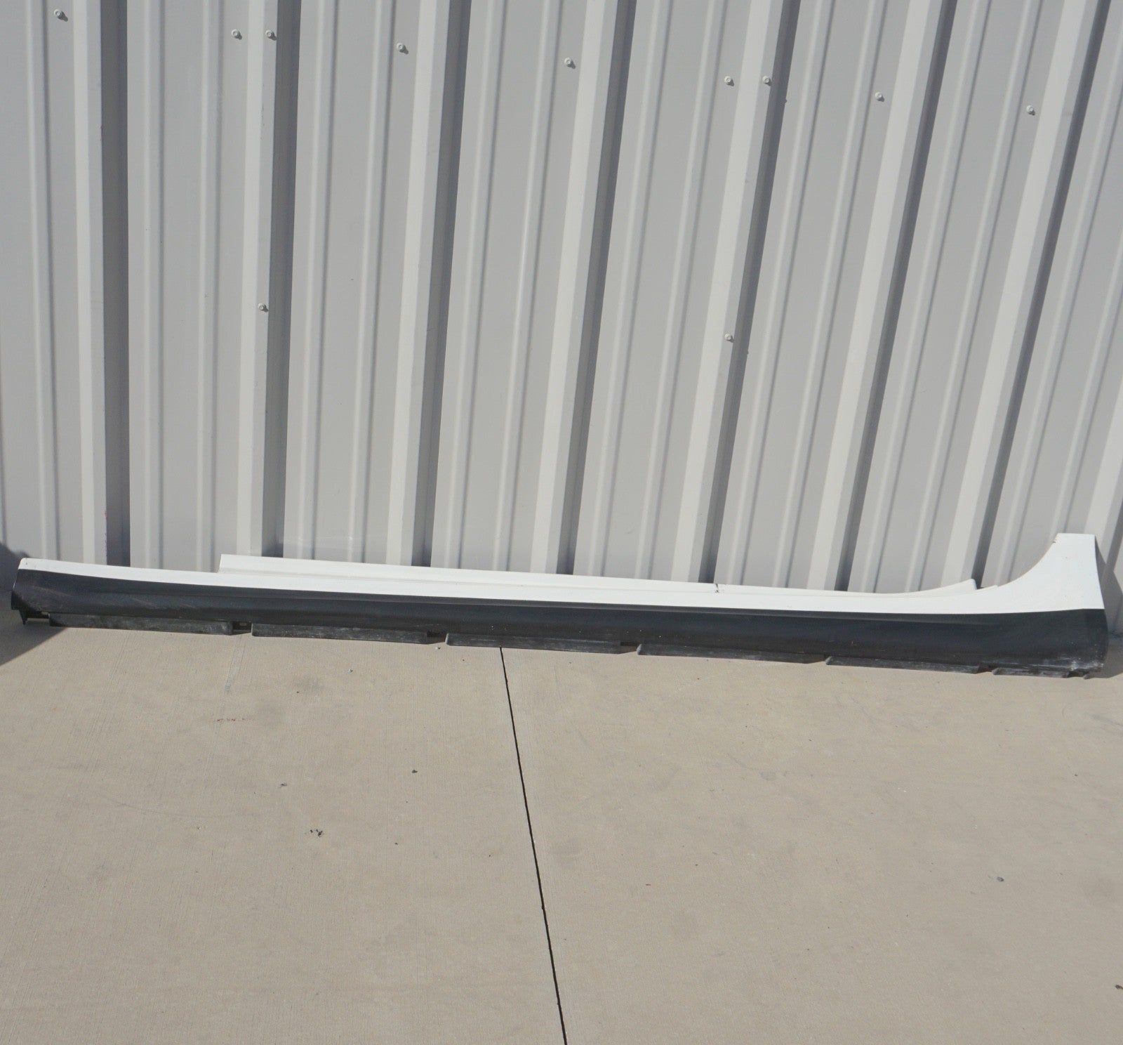 2014 - 2019 Maserati Ghibli Left Side Rocker Skirt Molding Trim Panel White OEM