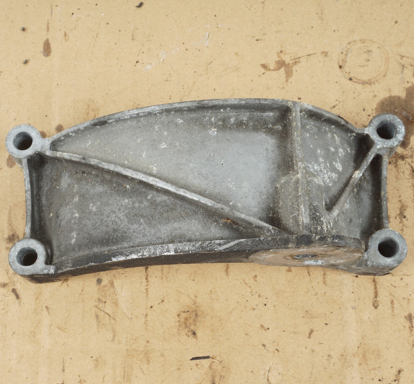 2012 - 2015 AUDI A7 3.0L ALTERNATOR GENERATOR MOUNT BRACKET 06E903143D OEM