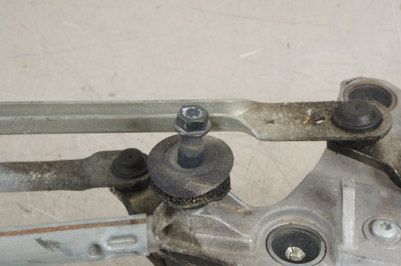06-13 VOLVO C70 FRONT WINDSHIELD  WIPER LINKAGE WITH MOTOR ASSEMBLY, OEM