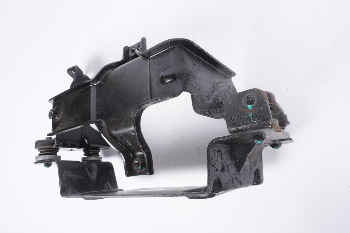 2021 2022 2023 2024 POLESTAR 2 A/C AIR COMPRESSOR BRACKET 32275530 OEM