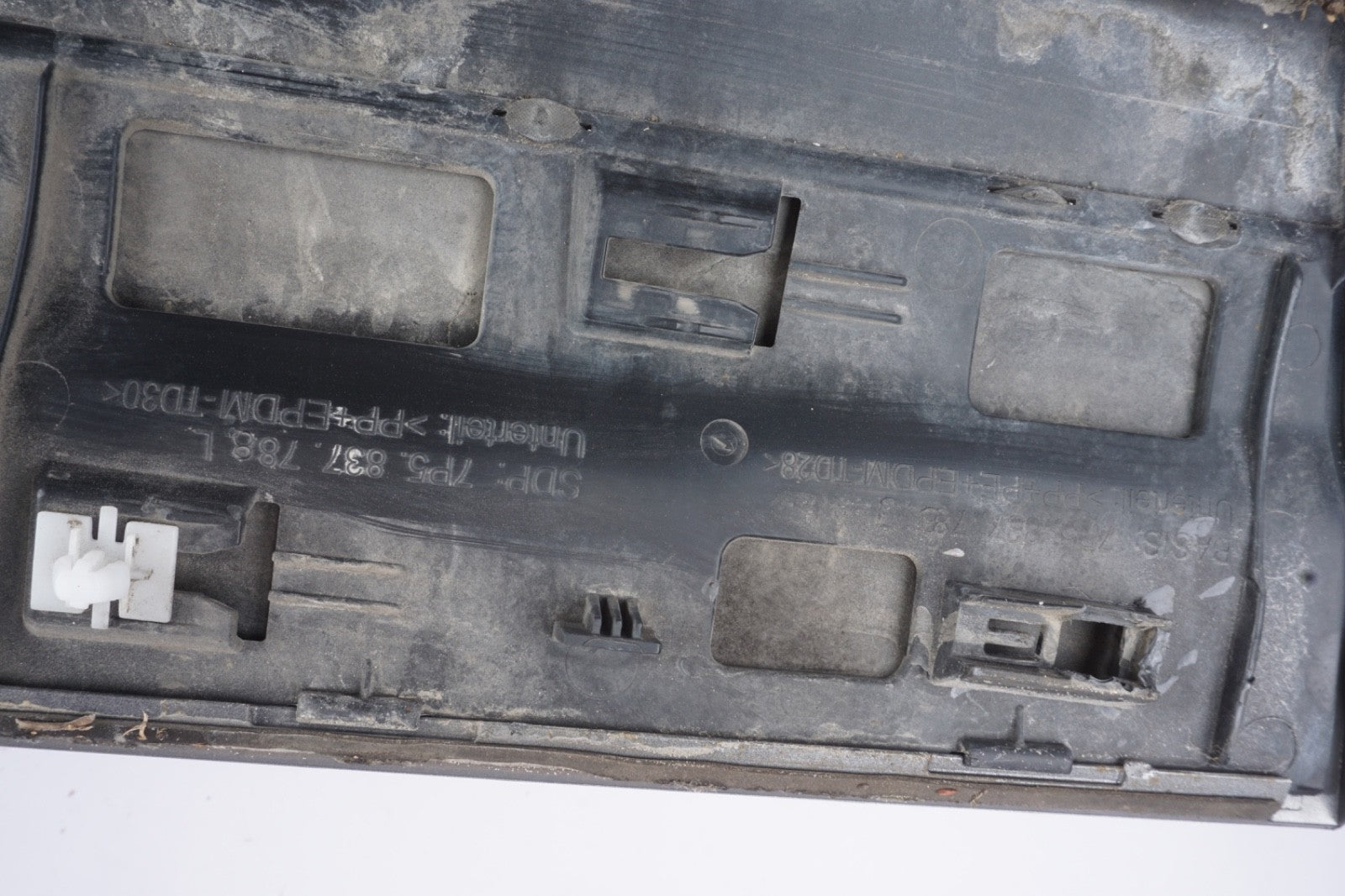 2011 - 2018 PORSCHE CAYENNE - Front Right Lower DOOR Molding / Blade 7P5837788L