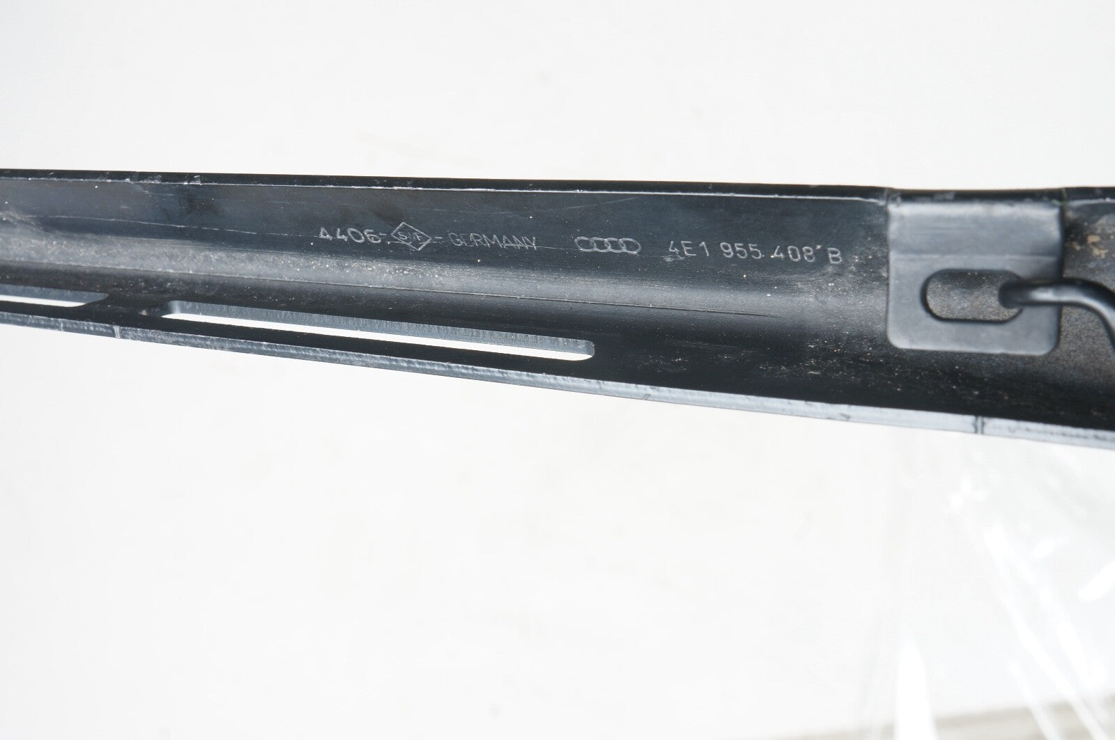 04-10 AUDI A8 FRONT LEFT & RIGHT WINDSHIELD WIPER ARM SET OF 2 4E1955408B OEM