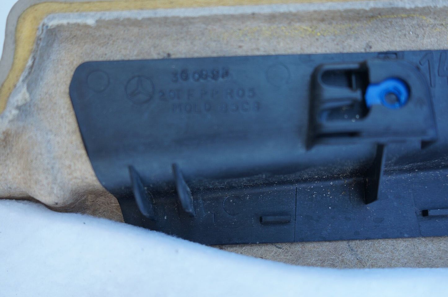 06-10 Mercedes W251 R350 R500 Front Right Side Interior Door Panel OEM