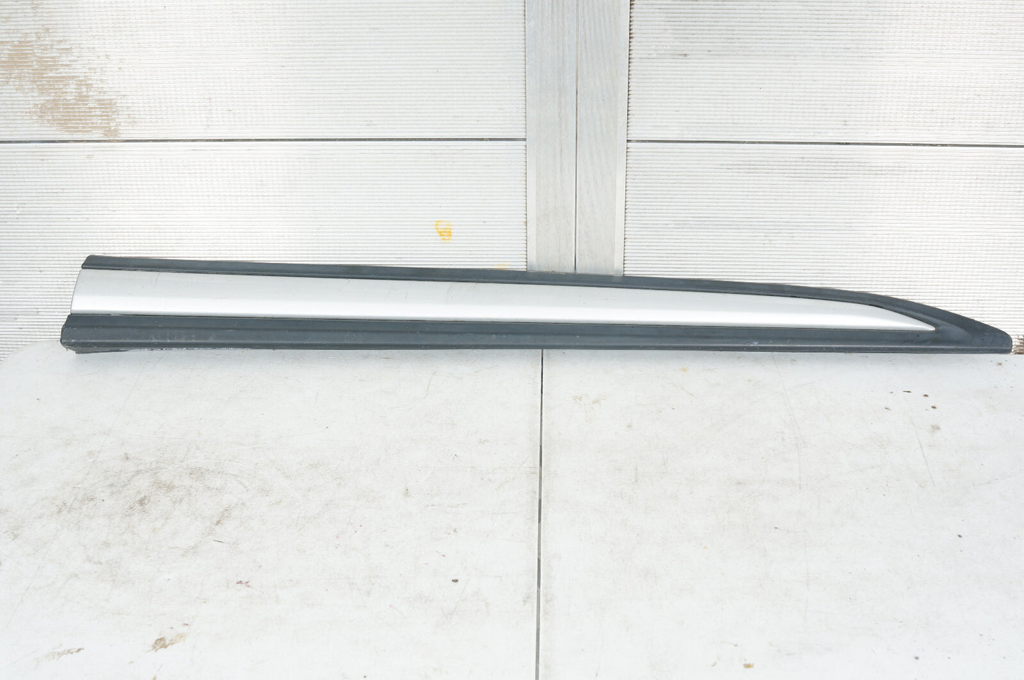 14 - 18 MITSUBISHI OUTLANDER FRONT RIGHT PASSENGER SIDE DOOR LOWER MOLDING  OEM