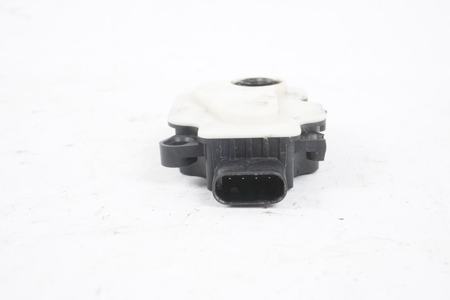 2013-17 Ford Focus Shutter Motor 6466R420 OEM