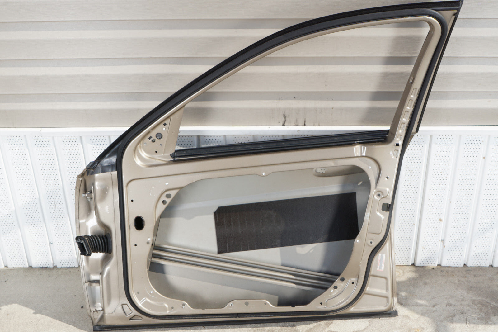 2008 - 2014 MERCEDES-BENZ C300 C250 C350 W204 FRONT RIGHT DOOR SHELL OEM