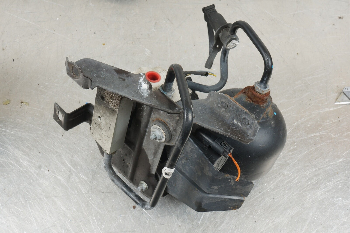 03-06 MERCEDES R230 SL500 FRONT HYDRAULIC SUSP VALVE W/ACCUMULATOR