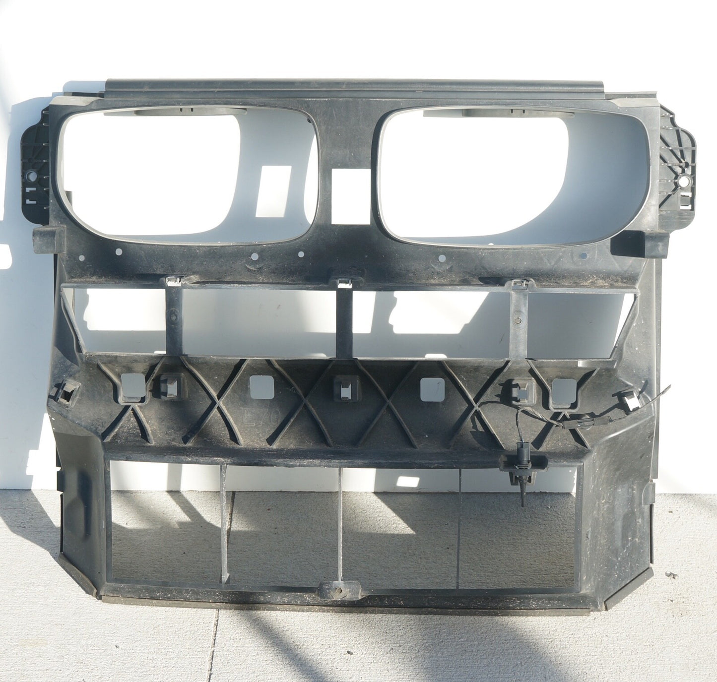 2007 - 2010 BMW E70 X5 FRONT RADIATOR AIR DUCT SHROUD SUPPORT BRACKET 7177878