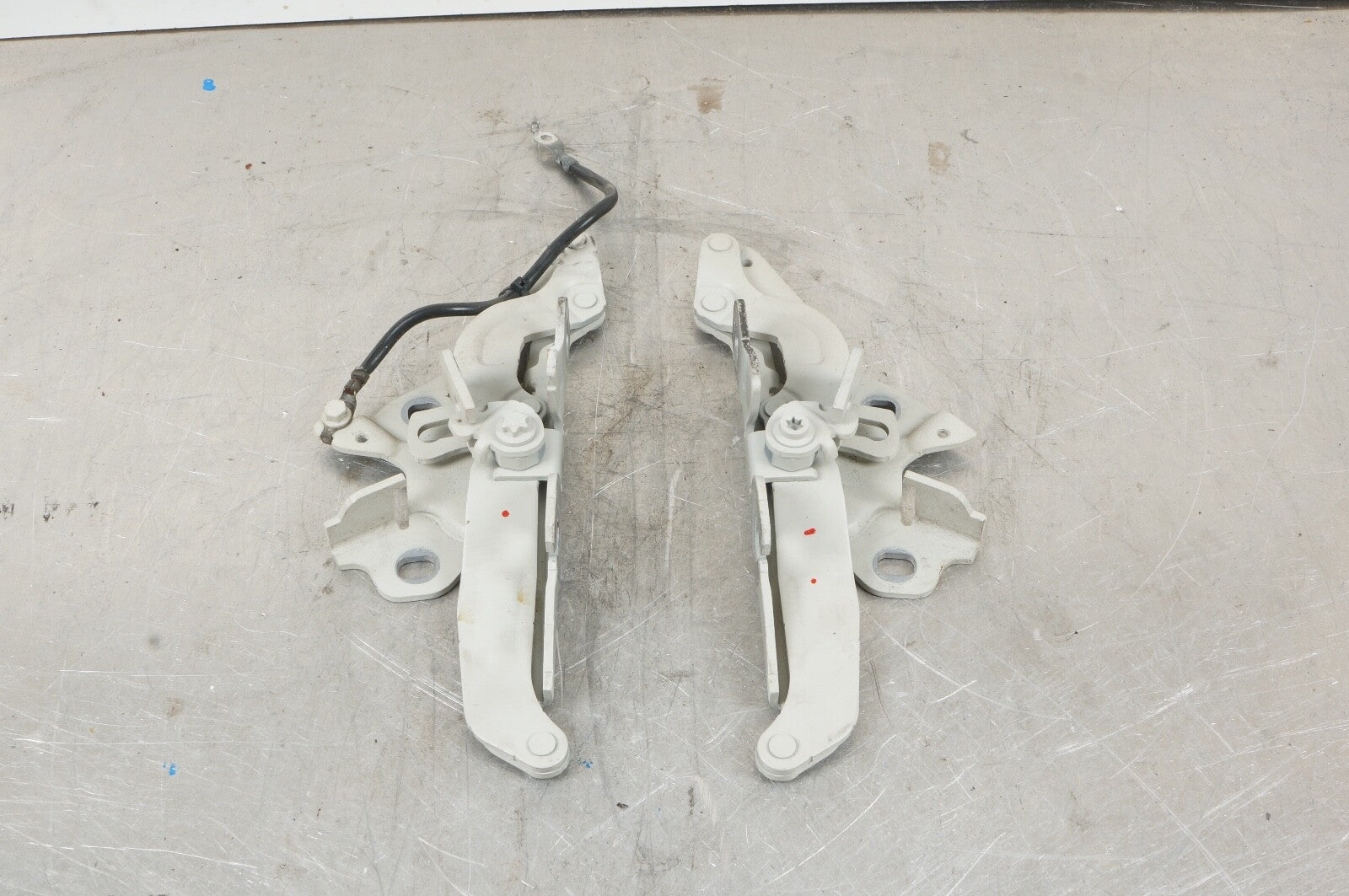 2011 BMW 328xi COUPE E92 - HOOD HINGES PAIR	7289997 / 7289998