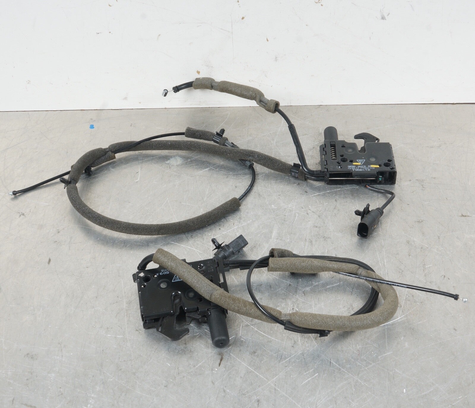 2010 - 2020 BENTLEY MULSANNE Hood Lock Latch Release Cable Wiring X 2