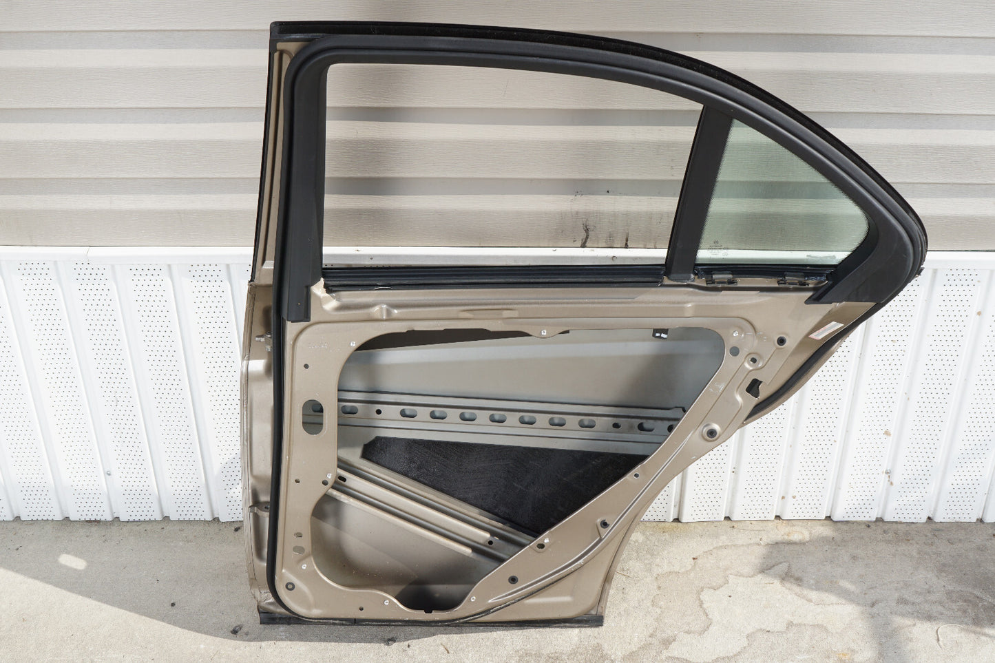 2008 - 2014 MERCEDES-BENZ C300 C250 C350 W204 REAR RIGHT DOOR SHELL OEM