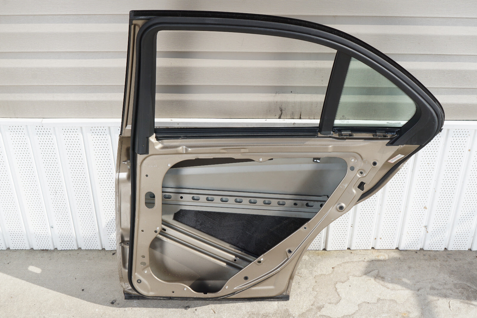 2008 - 2014 MERCEDES-BENZ C300 C250 C350 W204 REAR RIGHT DOOR SHELL OEM
