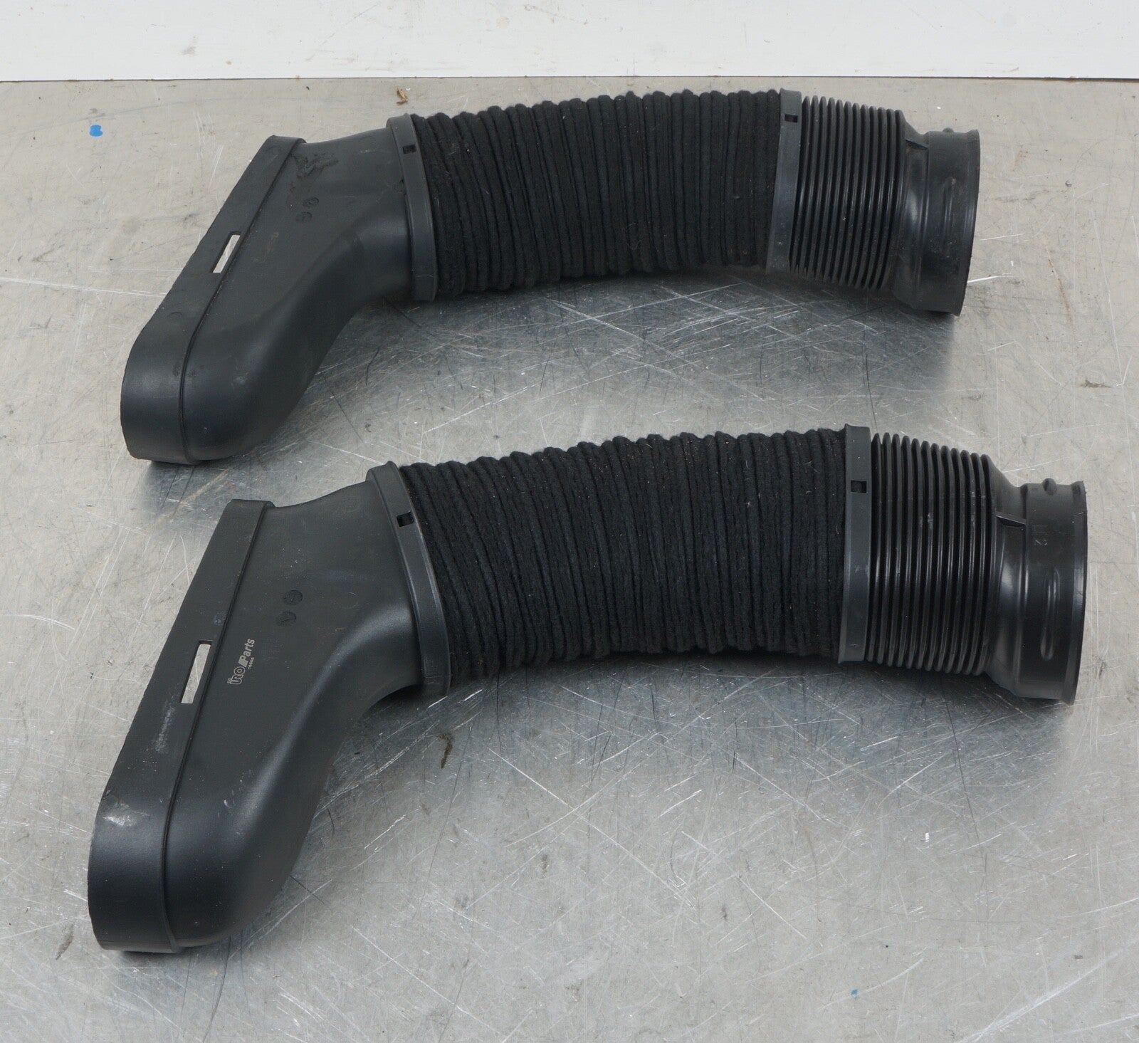 W204 MERCEDES 2011 C300 AIR INTAKE HOSE TUBE CLEANER DUCT LH RH
