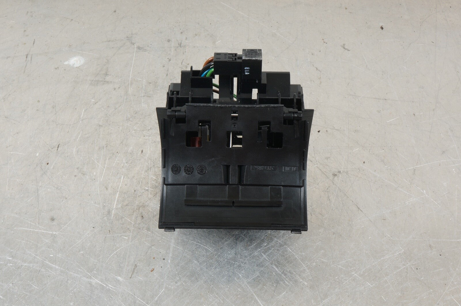 2007-2013 MERCEDES S600 CENTER CONSOLE REAR POWER OUTLET LIGHTER OEM