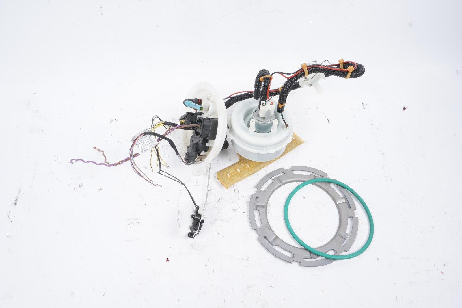 13 - 18 BMW 650i Fuel Pump 7308449 OEM