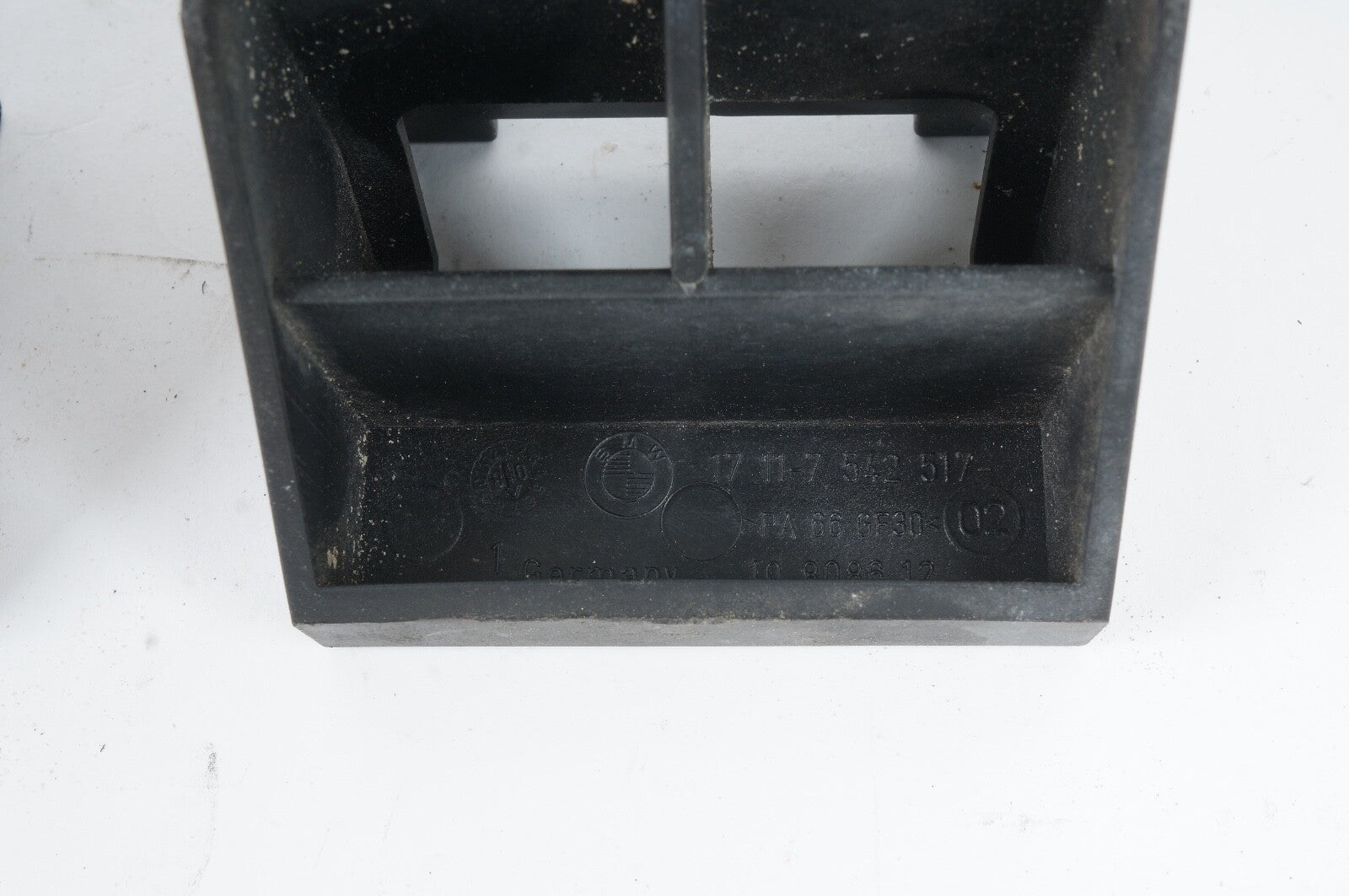 2008-2010 BMW 535i 528i 550i 650 RADIATOR LOWER BRACKET MOUNTS PAIR OEM 7542517