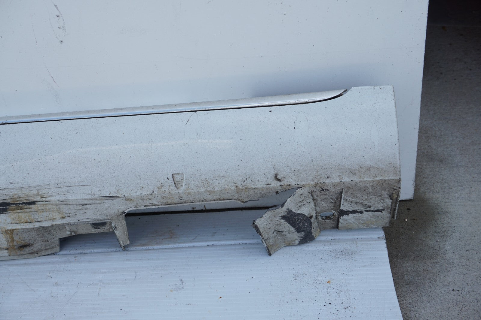 2011 - 2014 AUDI A8L RIGHT PASSENGER SIDE ROCKER PANEL SKIRT MOLDING OEM