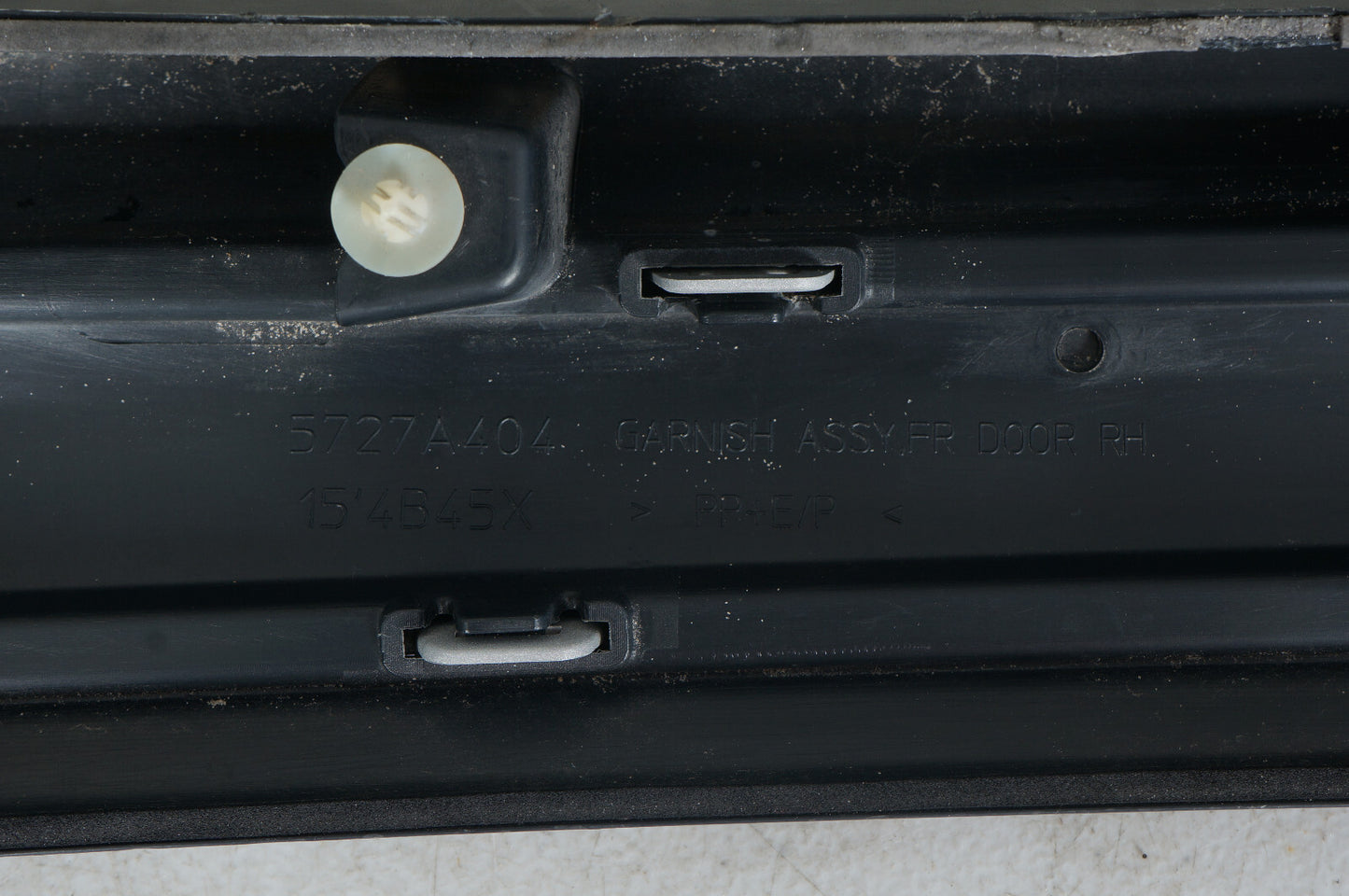 14 - 18 MITSUBISHI OUTLANDER FRONT RIGHT PASSENGER SIDE DOOR LOWER MOLDING  OEM