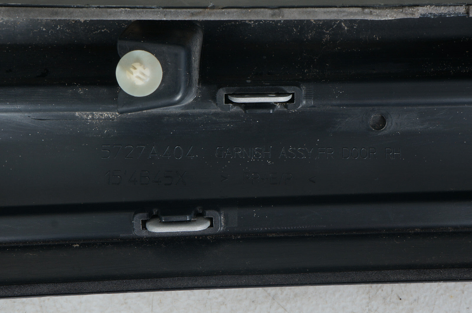 14 - 18 MITSUBISHI OUTLANDER FRONT RIGHT PASSENGER SIDE DOOR LOWER MOLDING  OEM