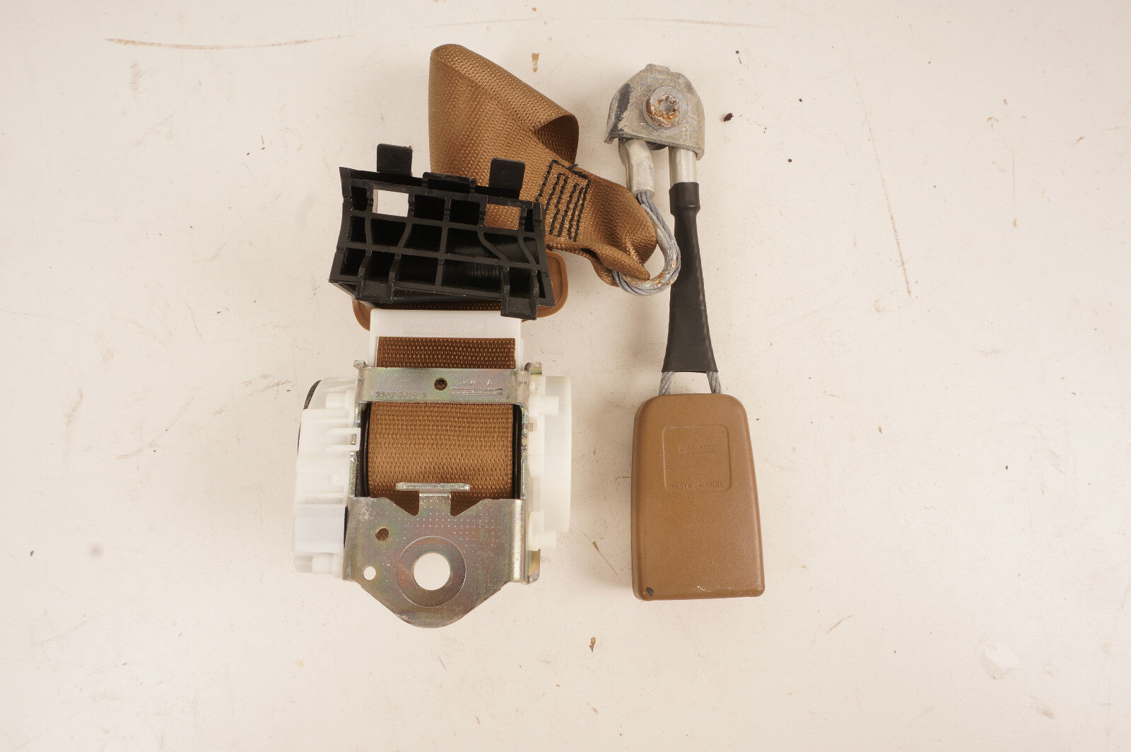 10-13 MERCEDES W221 S550 REAR CENTER SEAT BELT RETRACTOR W/ LATCH OEM
