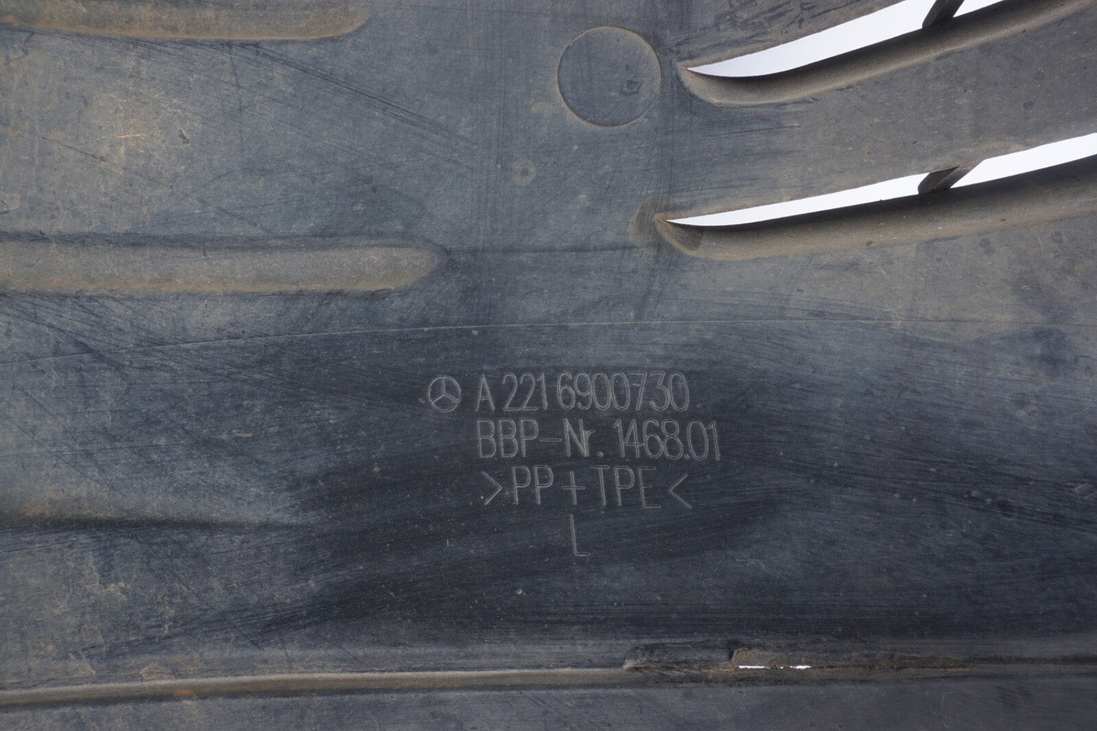 2007 - 2009 MERCEDES BENZ S CLASS W221 INNER FENDER LINER FRONT DRIVER LEFT