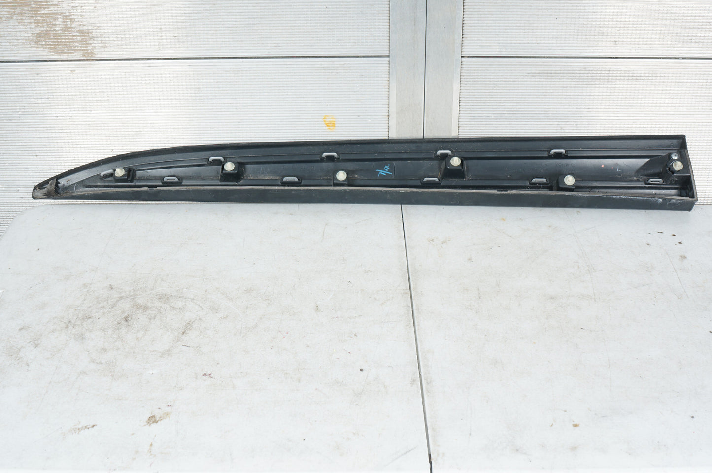 14 - 18 MITSUBISHI OUTLANDER FRONT RIGHT PASSENGER SIDE DOOR LOWER MOLDING  OEM