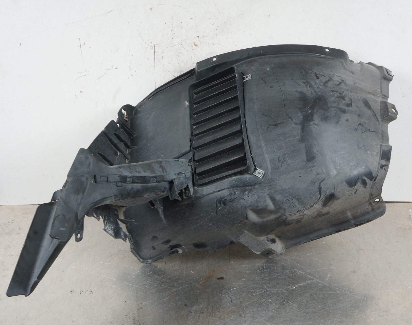 BMW E92 Series Coupe Convertible Front Right Air Duct Brake Vent Splash