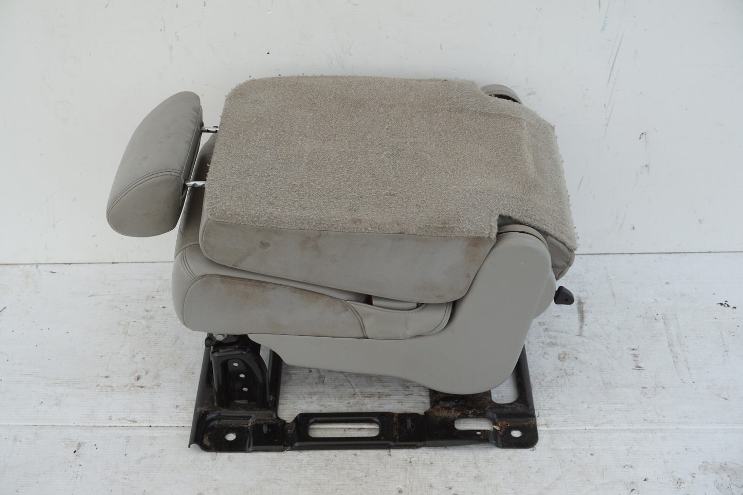 2007 - 2013 Chevy Suburban REAR 2ND ROW SEAT RIGHT PASSENGER SEAT OEM