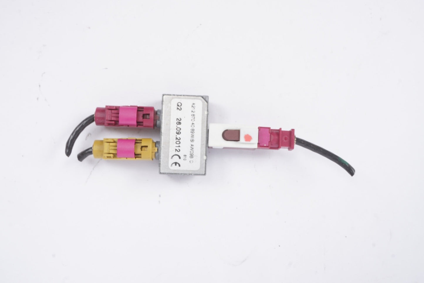 11-16 Mercedes E350 W212 OEM Antenna Amplifier Splitter Connector Module