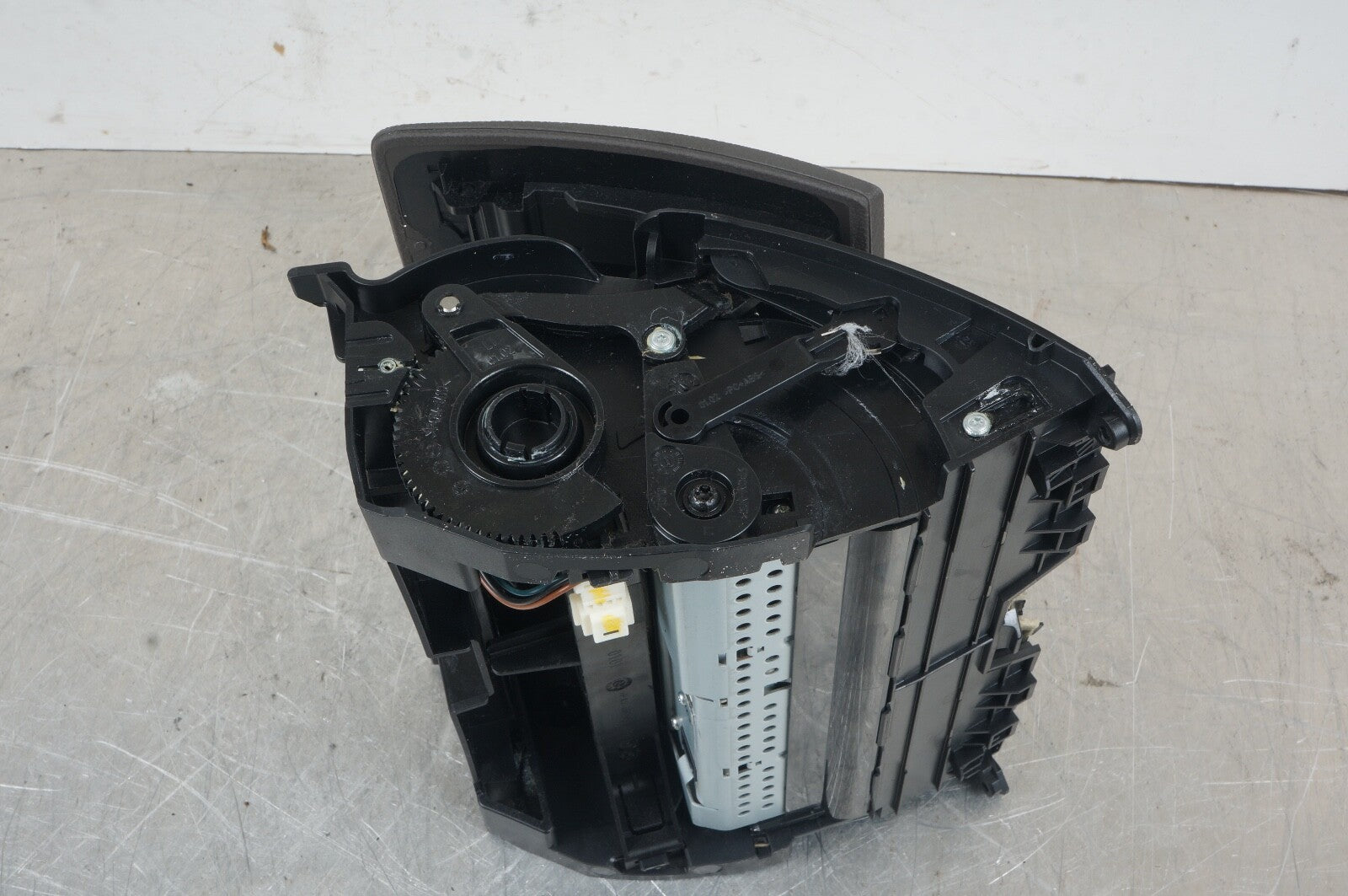 08-11 Mercedes W204 C300 Dashboard Screen Display Monitor Assembly OEM