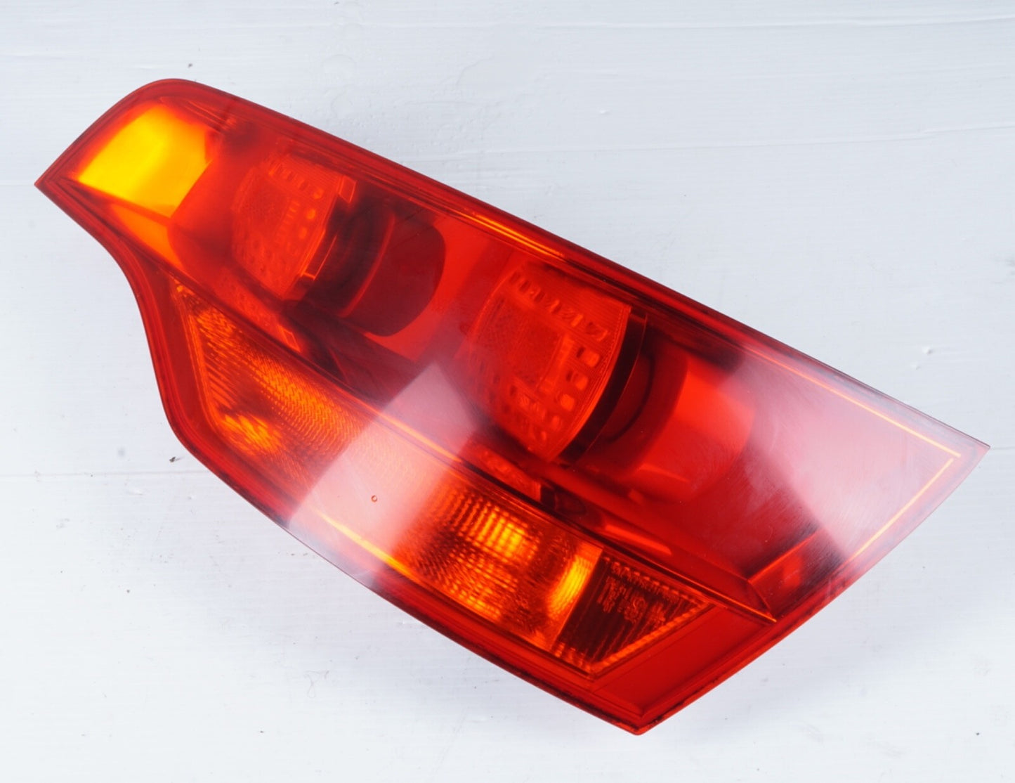 2010-2015 Audi Q7 Rear Right Passenger Side Tail Light 4L0945094 A