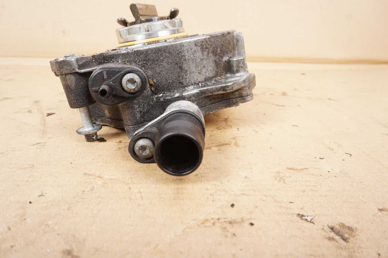 2012 - 2016 BMW 650i 550i 750i 4.4l Vacuum Pump 8605976 OEM