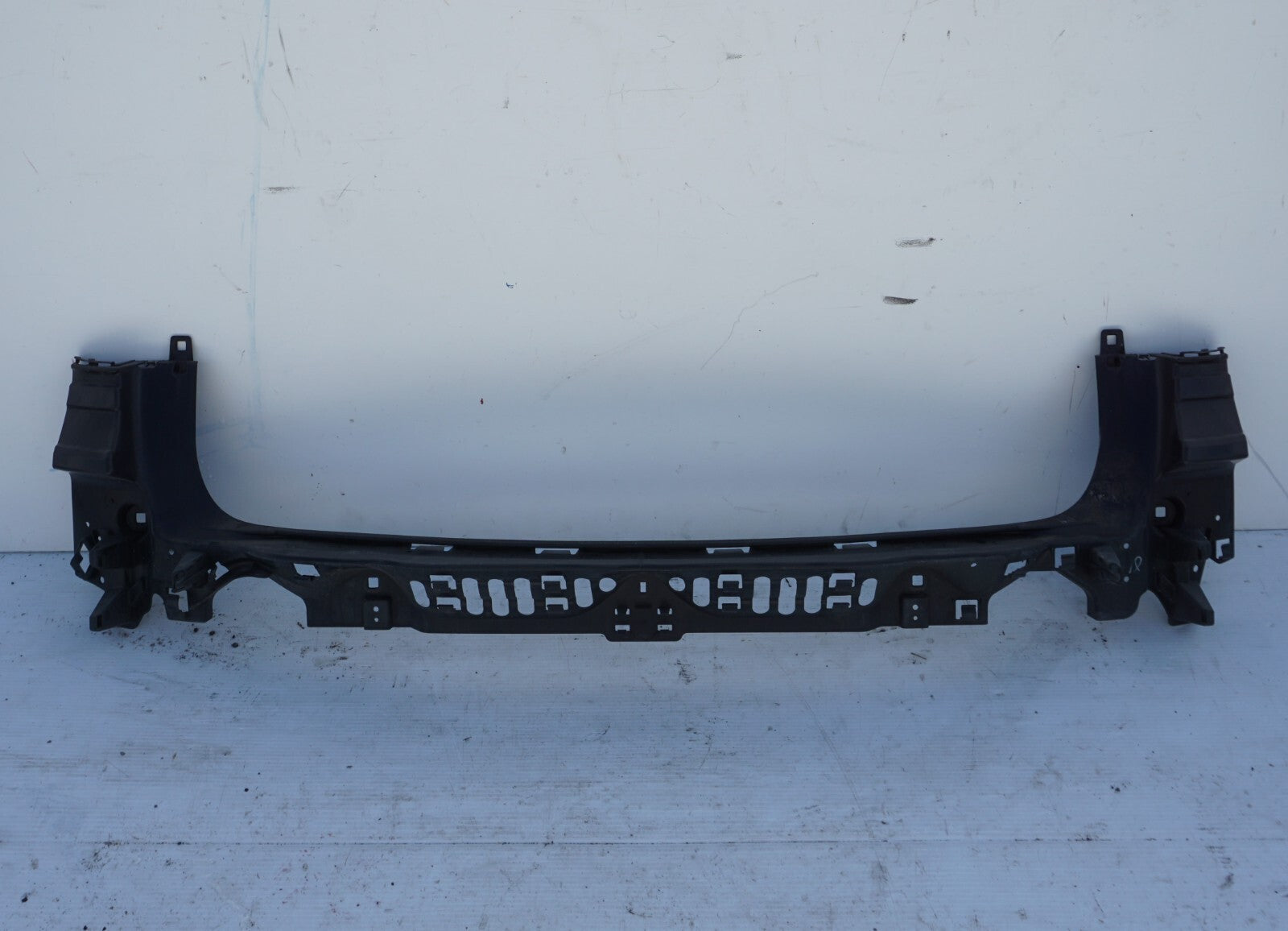 2010 - 2017 BMW 535i 550i GT Rear Bumper Center Guide Mounting Bracket F07