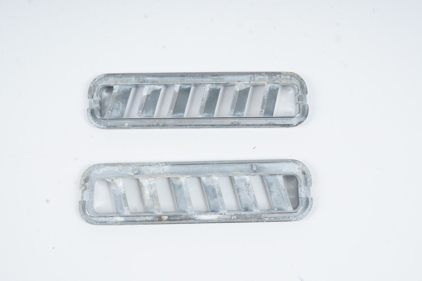 2010 - 20 BENTLEY MULSANNELEFT RIGHT LOWER FOOT A/C HEATER AIR VENT TRIM CHROME