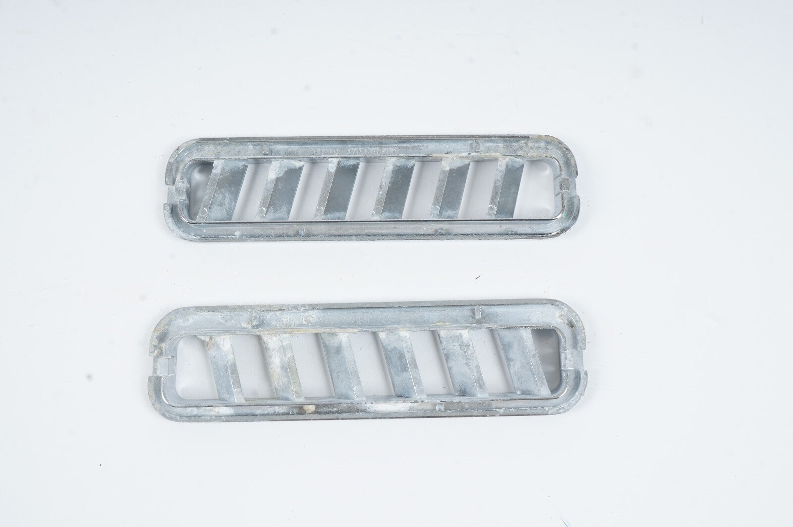 2010 - 20 BENTLEY MULSANNELEFT RIGHT LOWER FOOT A/C HEATER AIR VENT TRIM CHROME