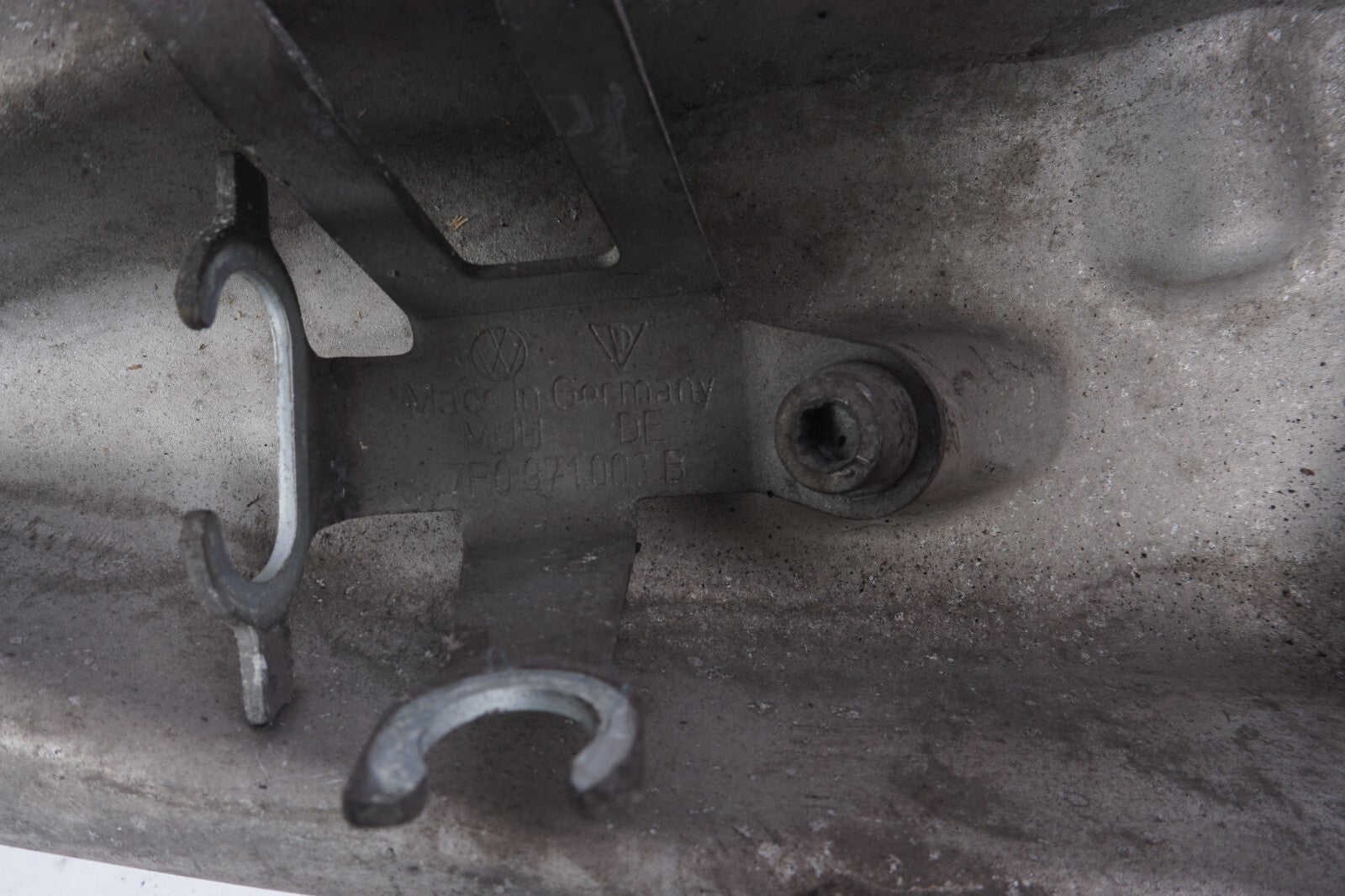 11-18 Porsche Cayenne 958 Front Left Driver Side Wheel Spindle Knuckle Hub OEM