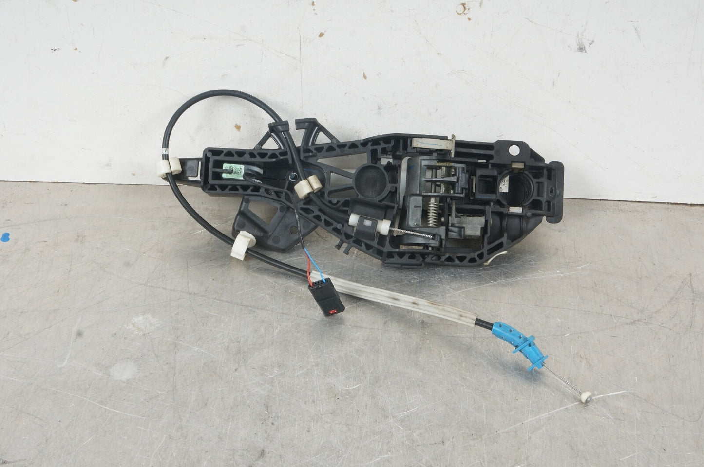 2020 2021 CADILLAC CT4 OEM RIGHT FRONT OUTSIDE DOOR HANDLE 46082100 HAS DAMAGE