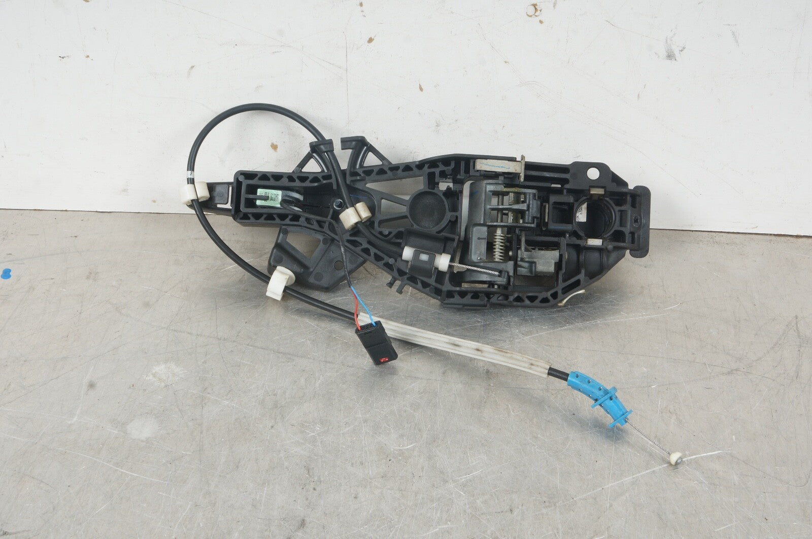 2020 2021 CADILLAC CT4 OEM RIGHT FRONT OUTSIDE DOOR HANDLE 46082100 HAS DAMAGE