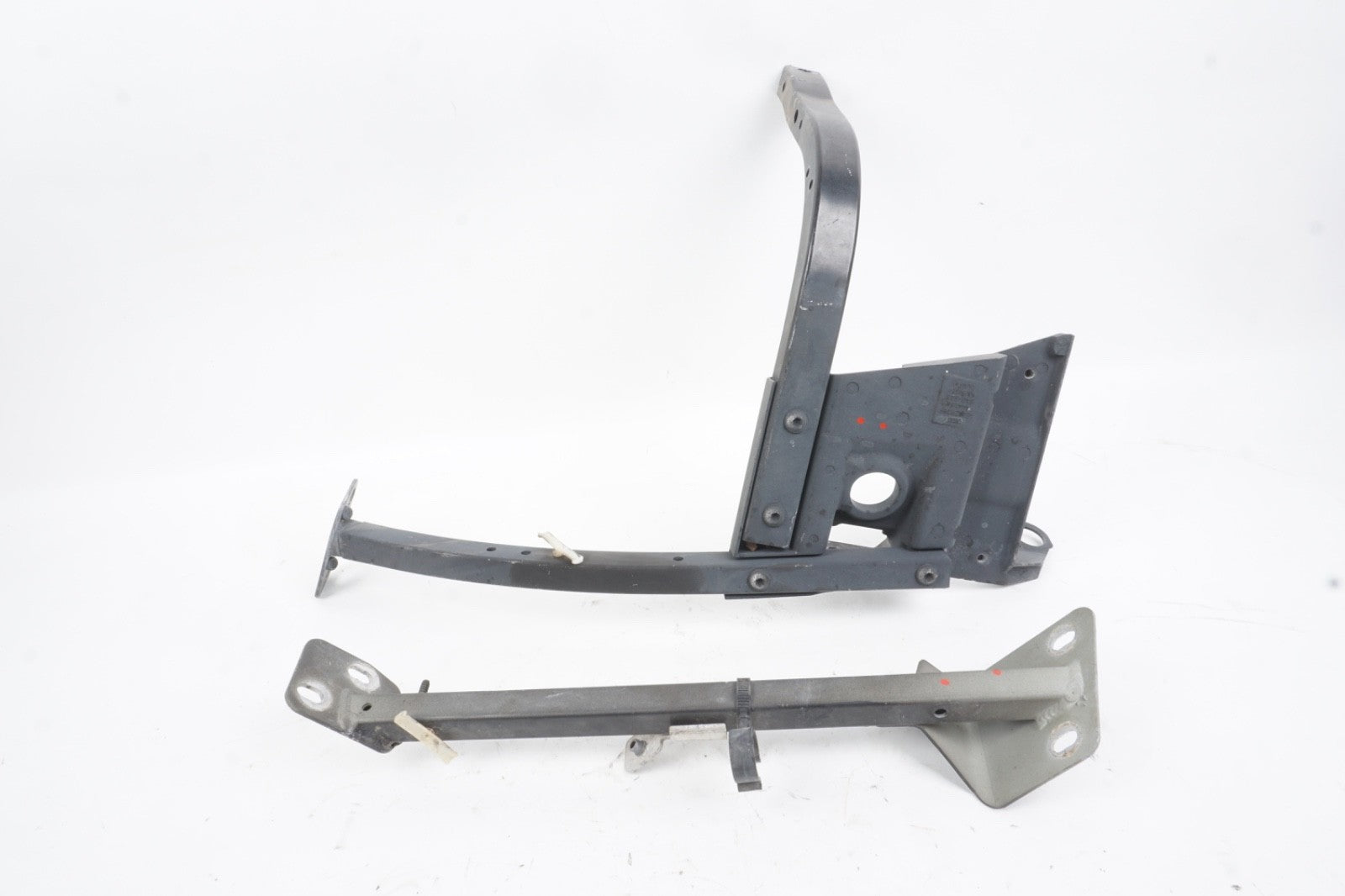 2004 - 2010 AUDI QUATTRO A8  Right Fender Mount Bracket Assembly