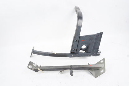 2004 - 2010 AUDI QUATTRO A8  Right Fender Mount Bracket Assembly