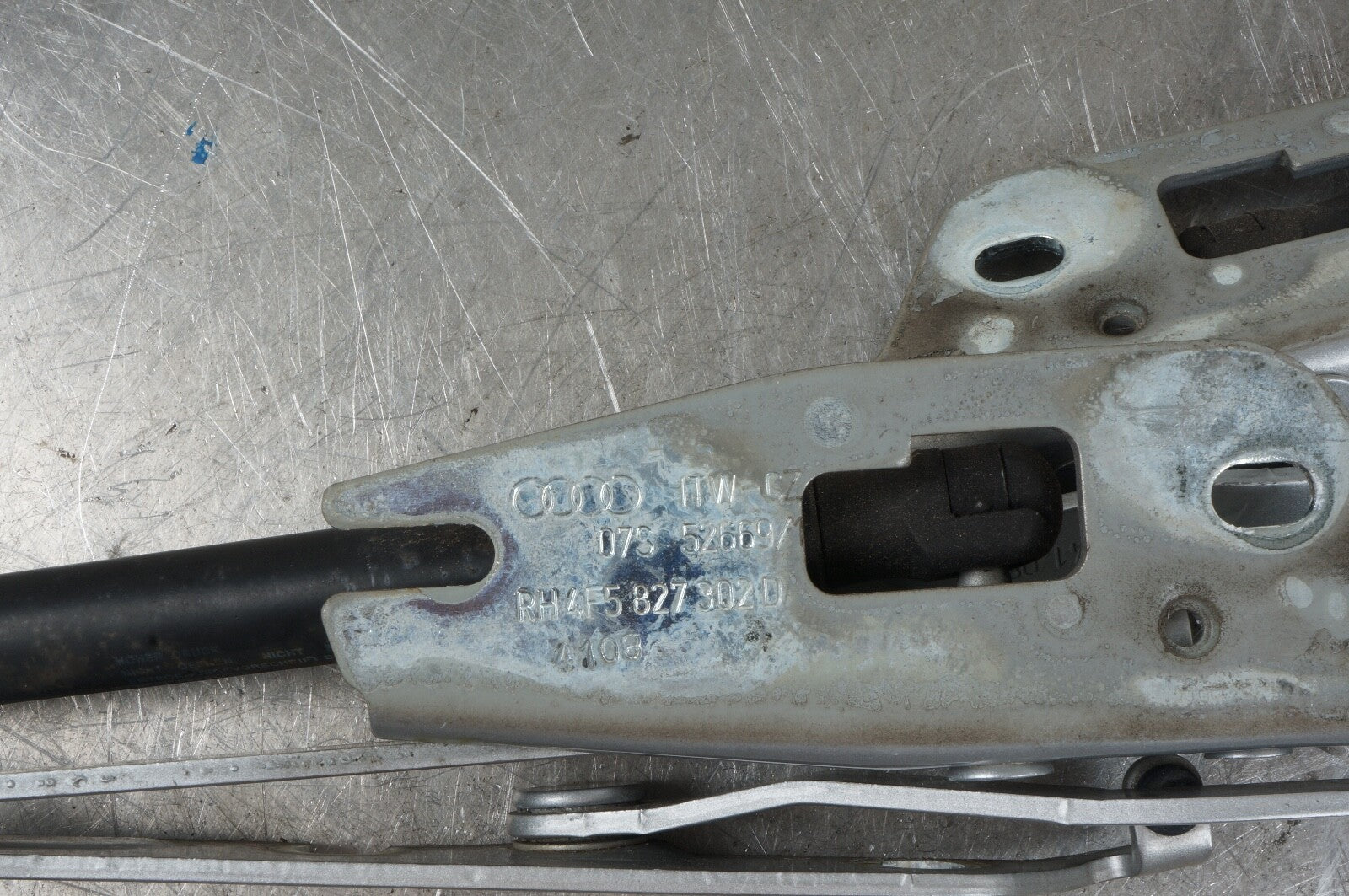 05-11 AUDI C6 A6 S6 SEDAN REAR LEFT RIGHT TRUNK HINGE SUPPORT SHOCKS