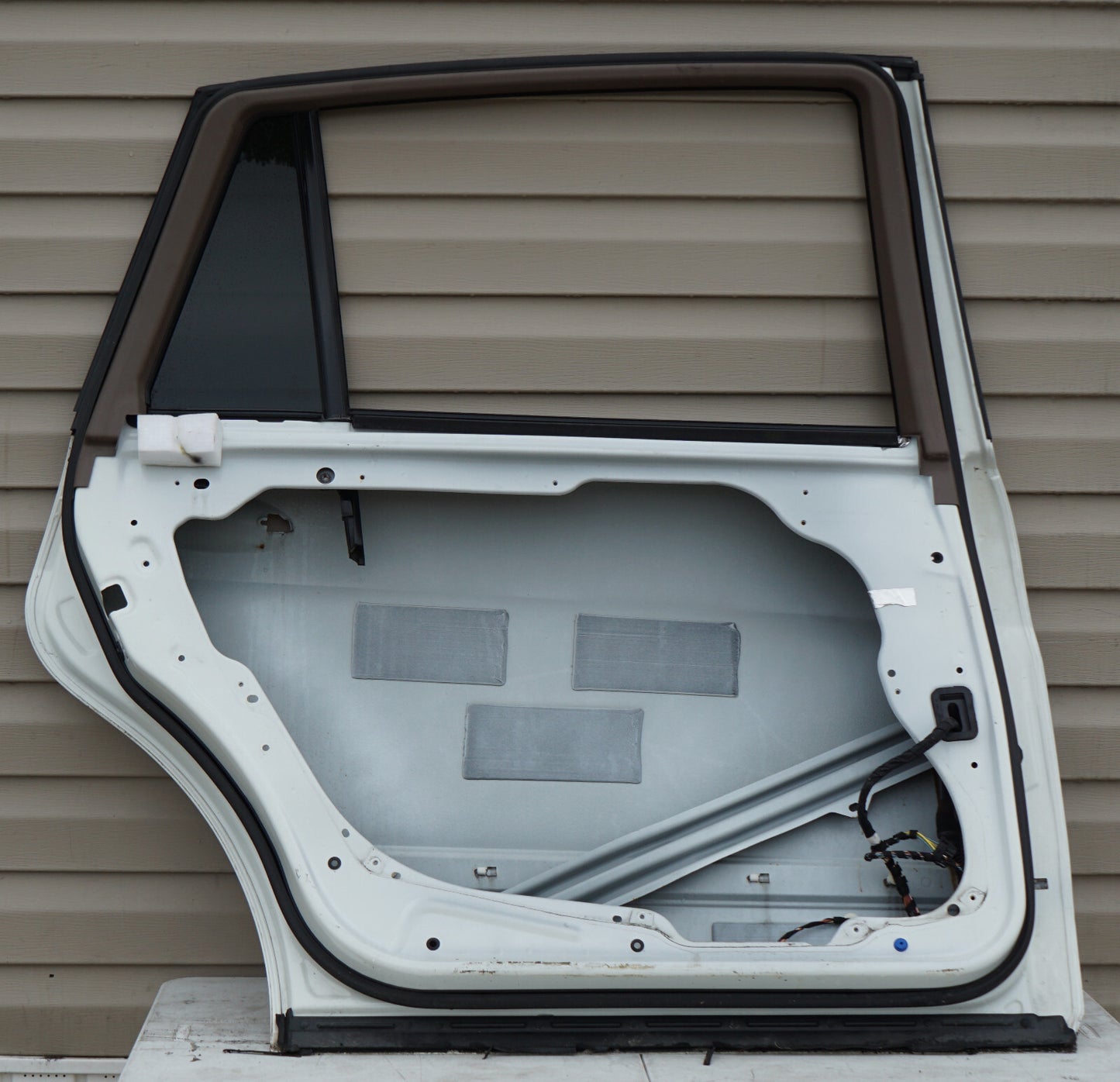 2006 - 2010 MERCEDES BENZ R350 R500 W251 REAR LEFT DRIVER SIDE DOOR SHELL OEM