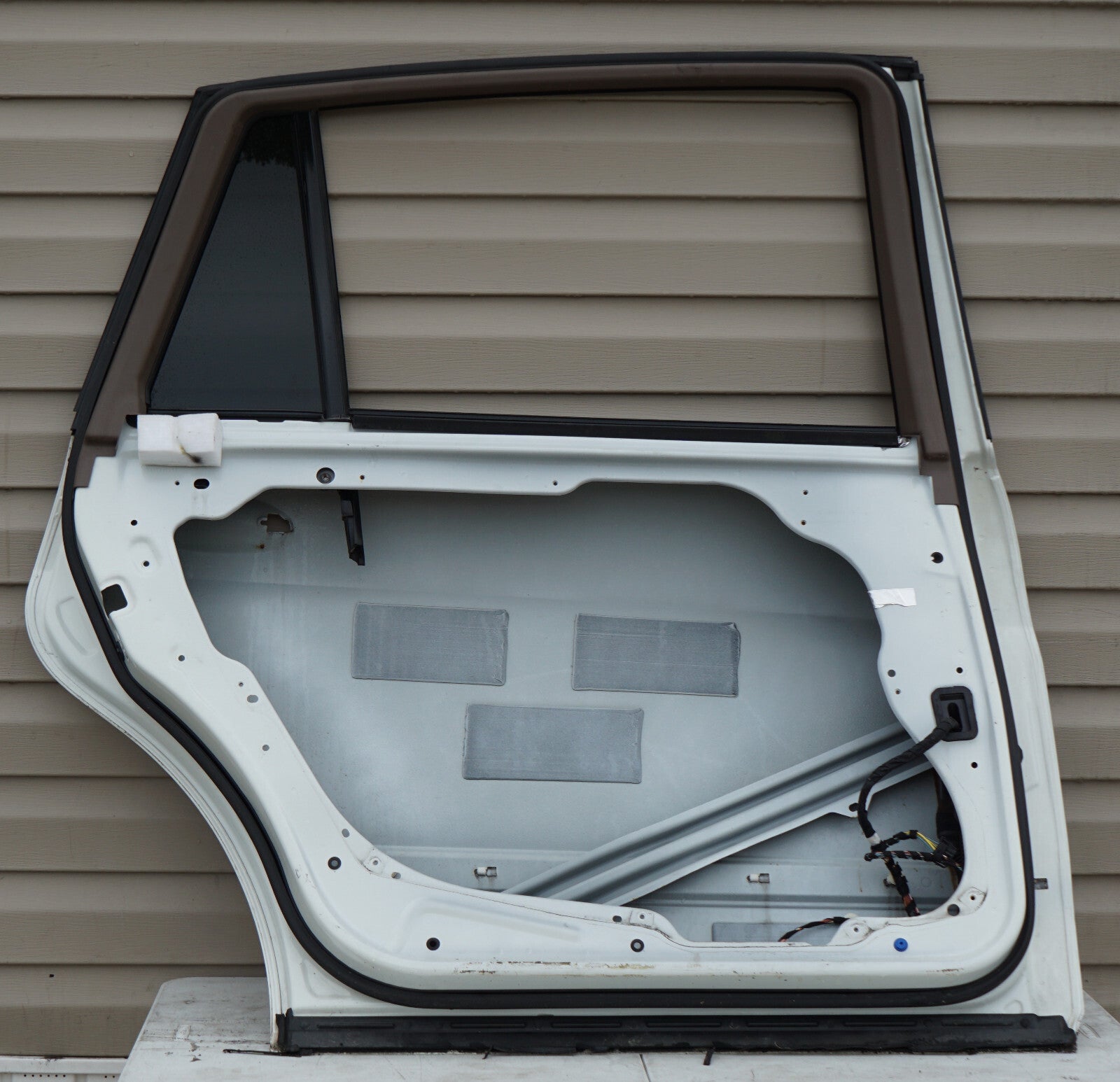 2006 - 2010 MERCEDES BENZ R350 R500 W251 REAR LEFT DRIVER SIDE DOOR SHELL OEM