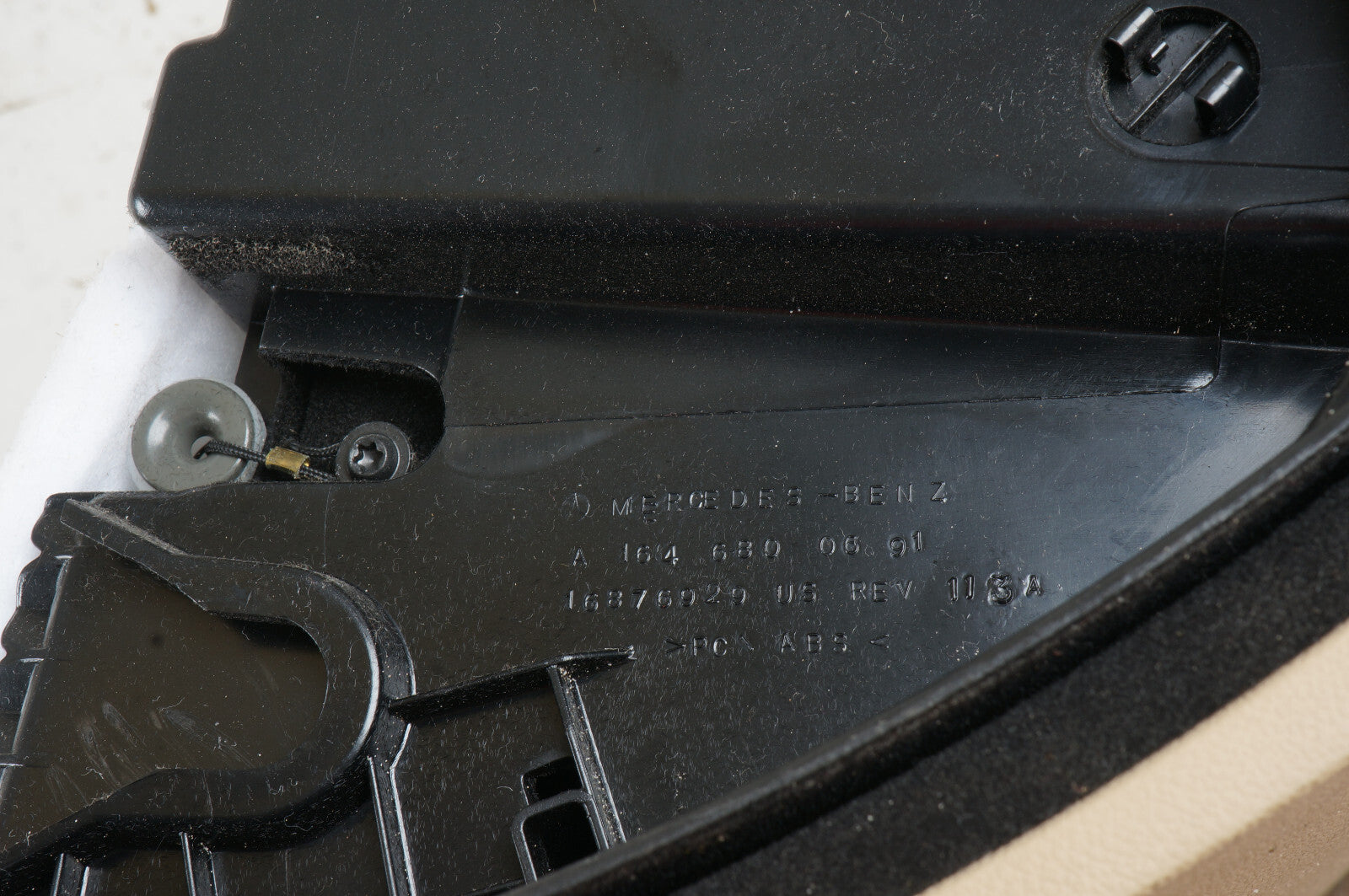 06-11 Mercedes ML350 ML500 DASH BLOVE BOX 1646890608 OEM